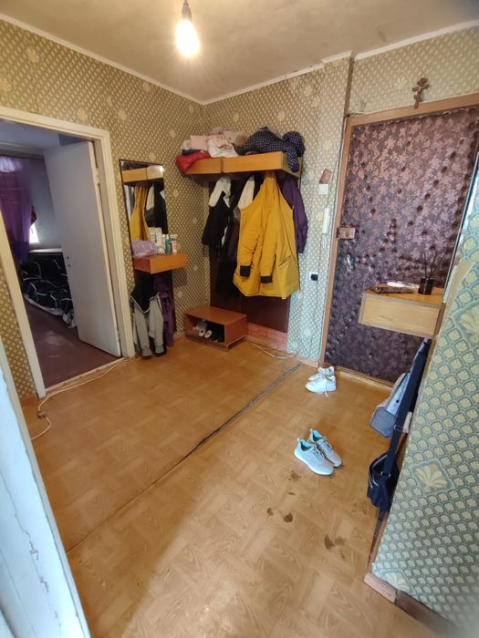 3 комн.. 4 мкр, 20 дом , 4 этаж.