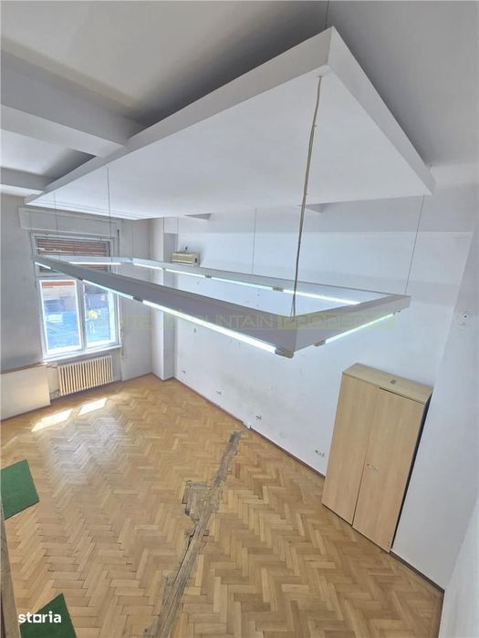 Birou boutique pe doua niveluri cu loft din sticla - Sala Palatului