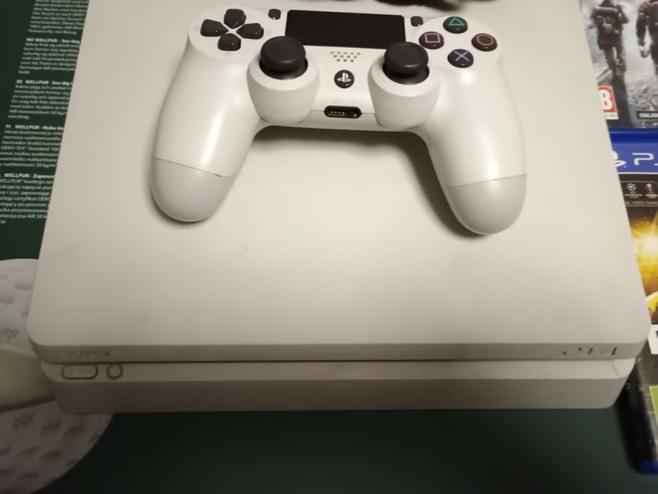 PlayStation 4 slim alb  PlayStation 4 clasic ps4