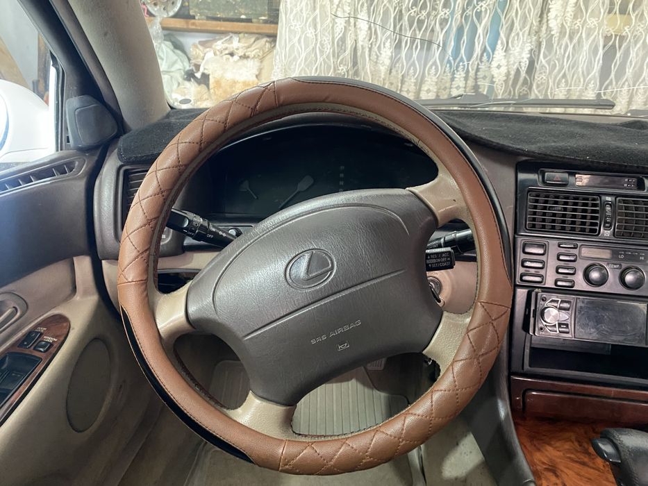 Lexus GS 300.