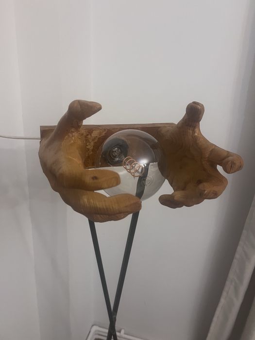 Lampadar Premium din Lemn Masiv – Sculptură CNC „Mâini cu Lumină” (NOU)