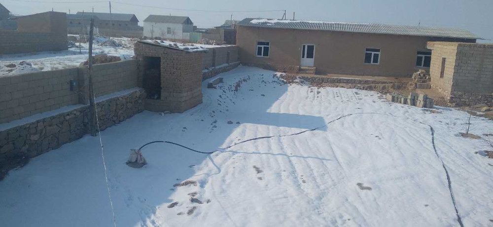 Нурато шахри Агро банк оркасида .  Мустакиллик MFTda hovli sotiladi.