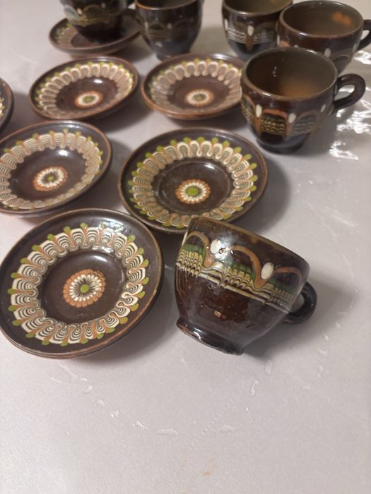 Set ceramica  6 cesti si 6 farfurii si inca una mai mare