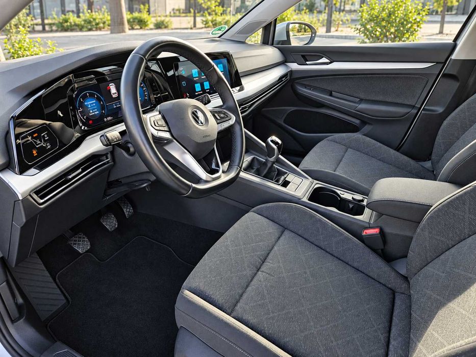 Volkswagen Golf VIII Variant Life 2.0 TDI 115 CP – 2022 – Digital Cockpit Pro – Discover Media – LED – Business Premium - TVA Deductibil