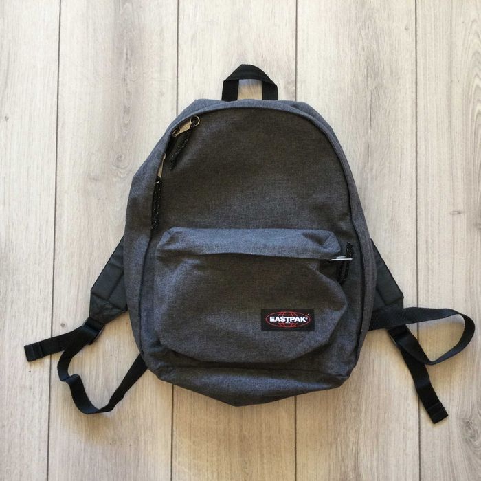 НОВА оригинална тъмно сива водоустойчива раница EASTPAK от Германия