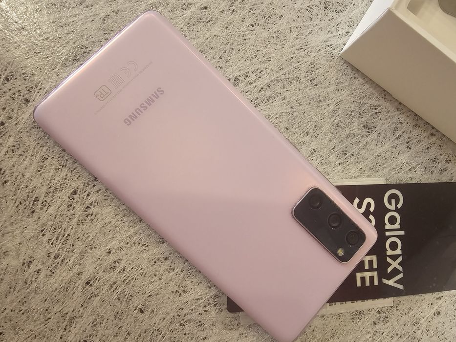 Samsung Galaxy s20fe в отличном состоянии