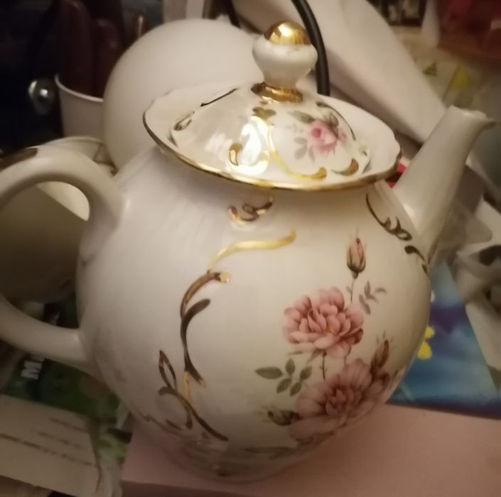 большой заварочный чайник бу, ложки-вилки старые, заварочный поменьше