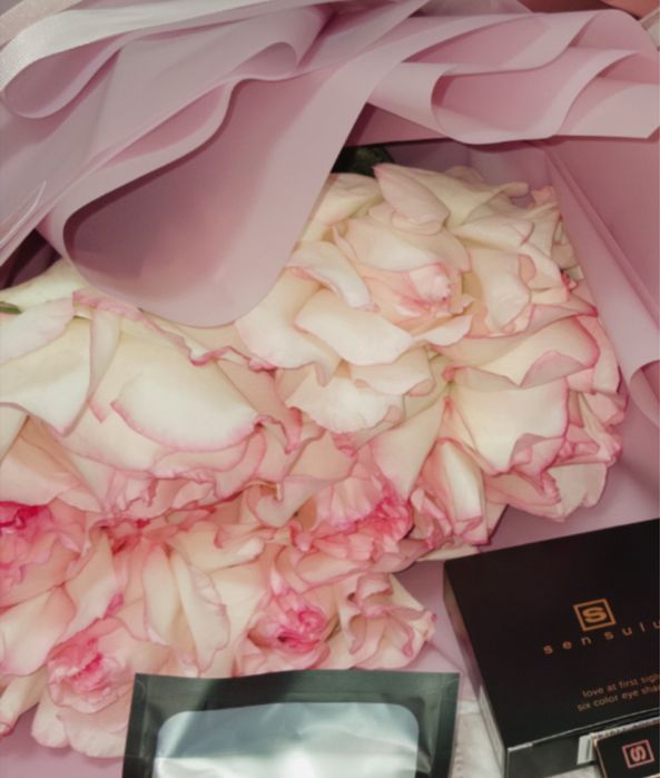 Нежный букет роз в розовой упаковке Свежие цветы | Актау