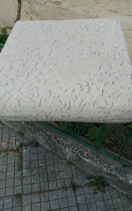 Единично легло и възглавница