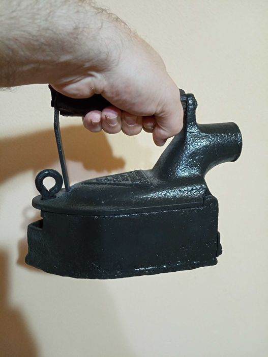 Vând fier calcat vechi  cu horn, ( model franțuzesc).