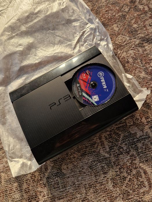 PlayStation 3 Super Slim 12GB + FIFA 17, 18, 19 – stare bună