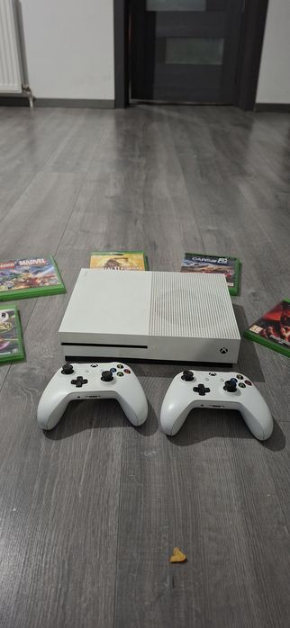 Vând XBox One S 365 gb+ 5 jocuri si 2 controlere