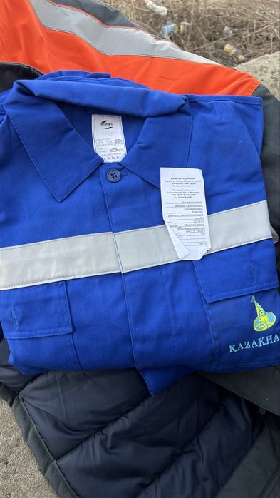 2 синий спец одежды и 4 куртки