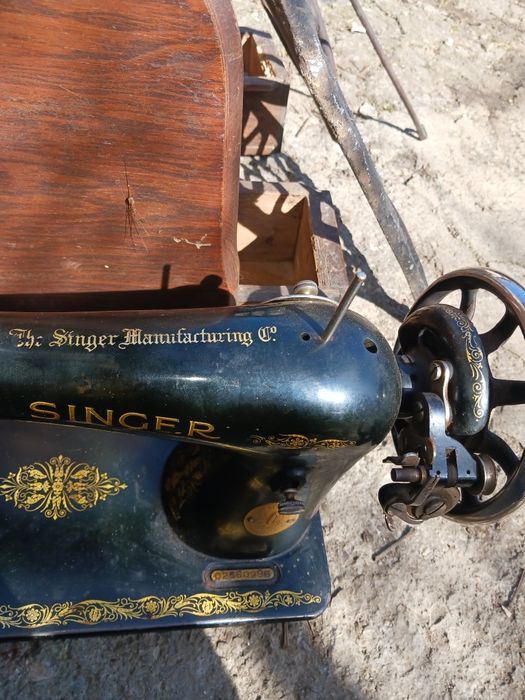 Vând mașină de cusut  originală singer în stare perfectă .