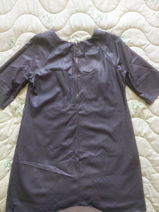 Женское платье из экокожи.