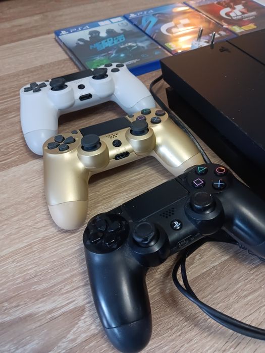 PS4 + 3 контролера + 10 игри