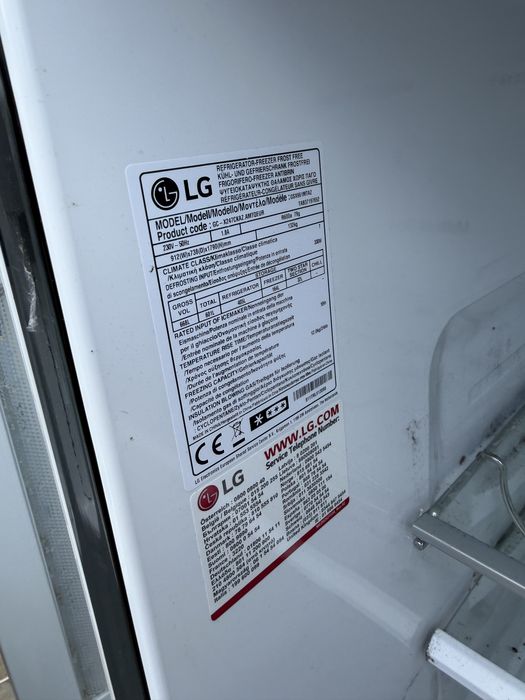 Двуклрилен Хладилник LG за части /Компресора е проблем