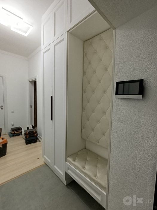 Koridor mebeli, shkaf, vitrina va krovat.