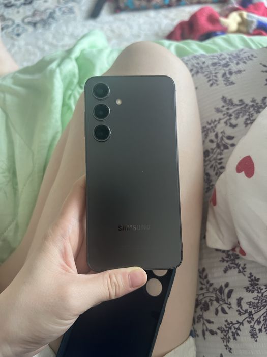 Самсунг s 24 ,128 гб .Зарядка оригинал.Почти новый .Торг есть