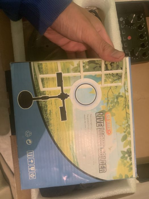 Продам новый микрофон и заполняющую лампу.