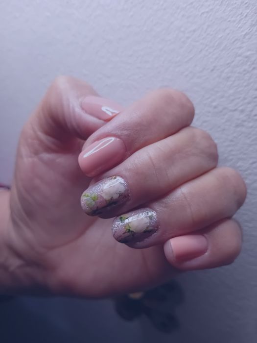 Aplic unghii cu gel si semi.