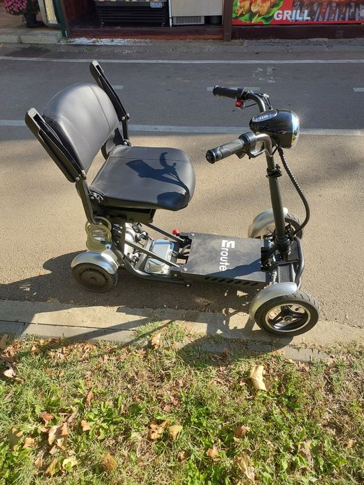 Vînd cărucior electric cu 3 viteze autonomia 30-40km este pliabil bate