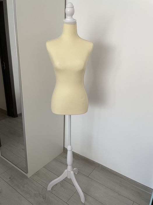 Inchiriez bust/manechin pentru rochia de mireasa si costum mine