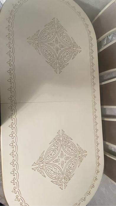 Стол белый для гостиной