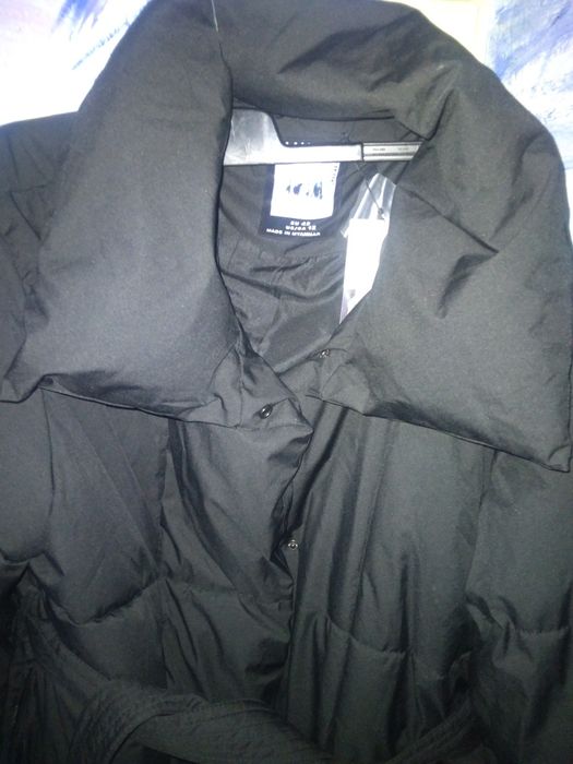 Geaca lunga neagră AMISU cu cordon în talie, umplutura fulgi nouă