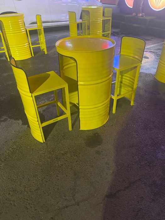 Стол стульями из бочки
