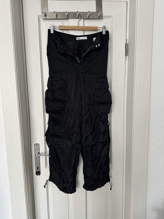Pantaloni cargo satinati Zara