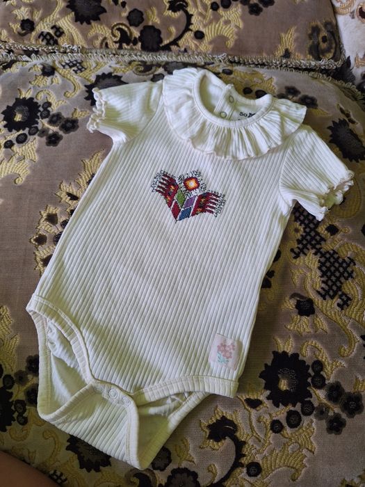 Бебешко боди с ръчно везана шевица