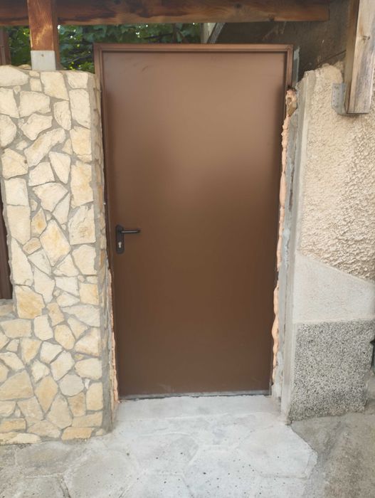 Метални интериорни врати Хьорман цвят дъб с монтаж