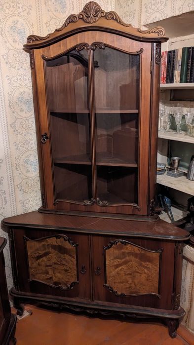 Кресло трон в наличии 2 штуки. Можно с реставрацией, можно без.