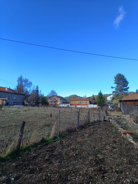 Продава се къща(на калкан) с плевня и 300 кв.м двор