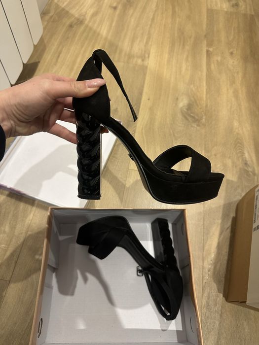 Елегантни сандали на ток