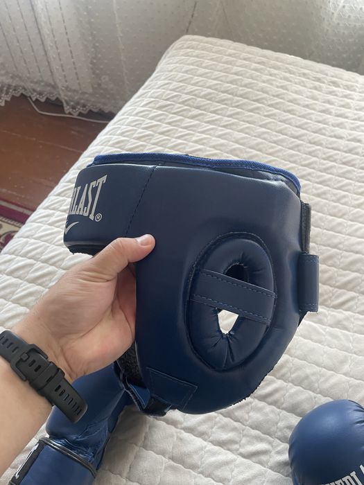 Продам боксерские перчатки и шлем.