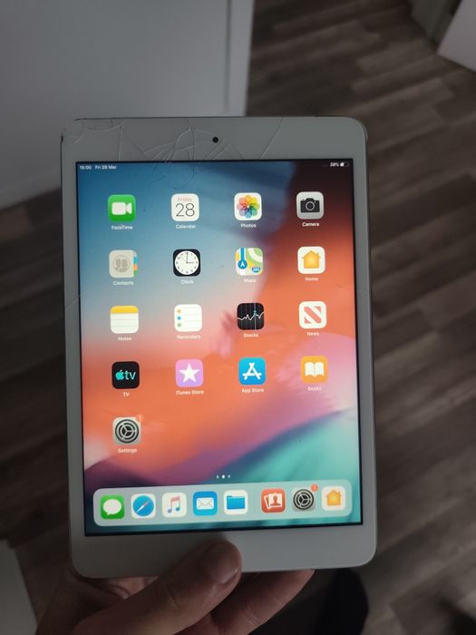 Vând iPad funcționează