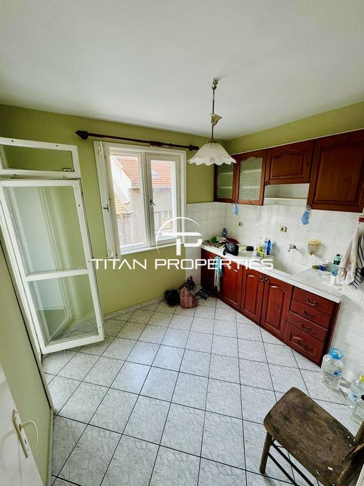 Дава се под наем Тристаен апартамент в Бургас, Възраждане - 100 кв.м за 510 € - Снимка #2