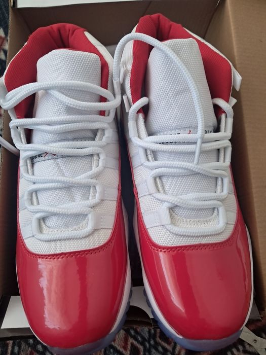 Джорданы 11 красное-белые