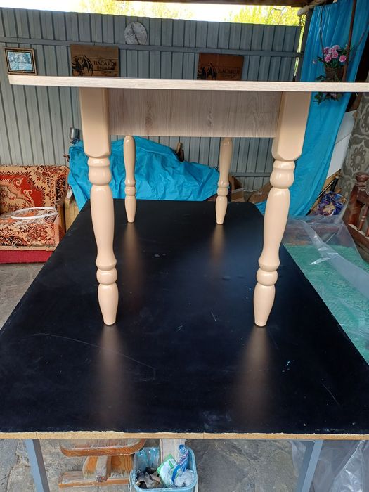 Продам стол кухонный.