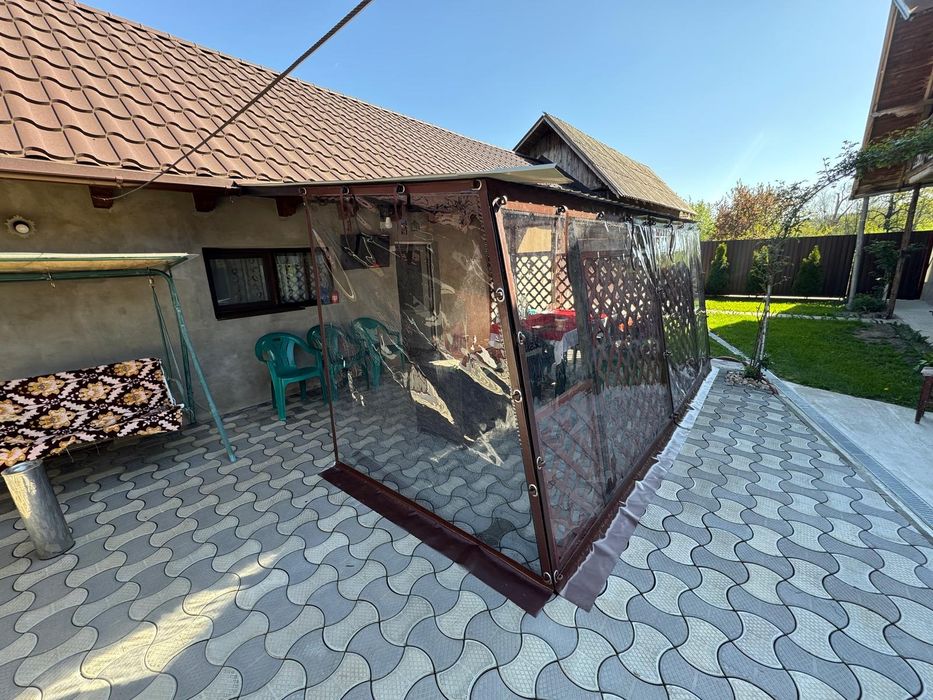 Folie transparenta cu capse și bride