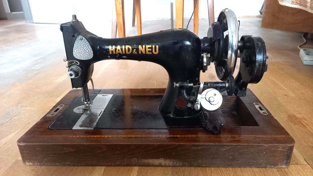 Работеща ретро шевна машина