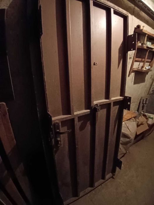 Спешно входна желязна врата