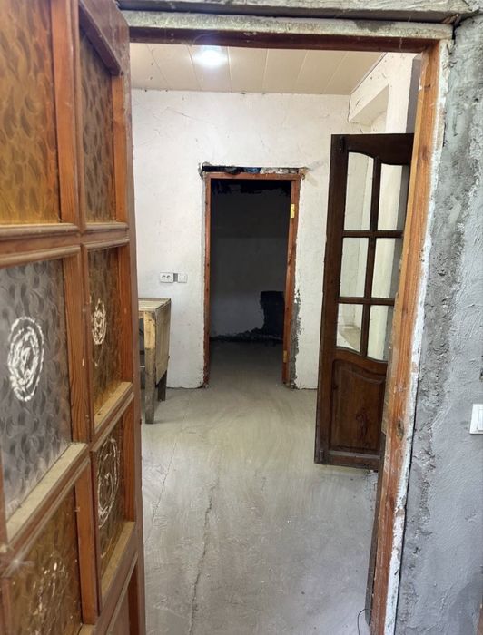 Хасанбой Эски постдан 3км кирганда йул юзи 1 линия нотурар бино