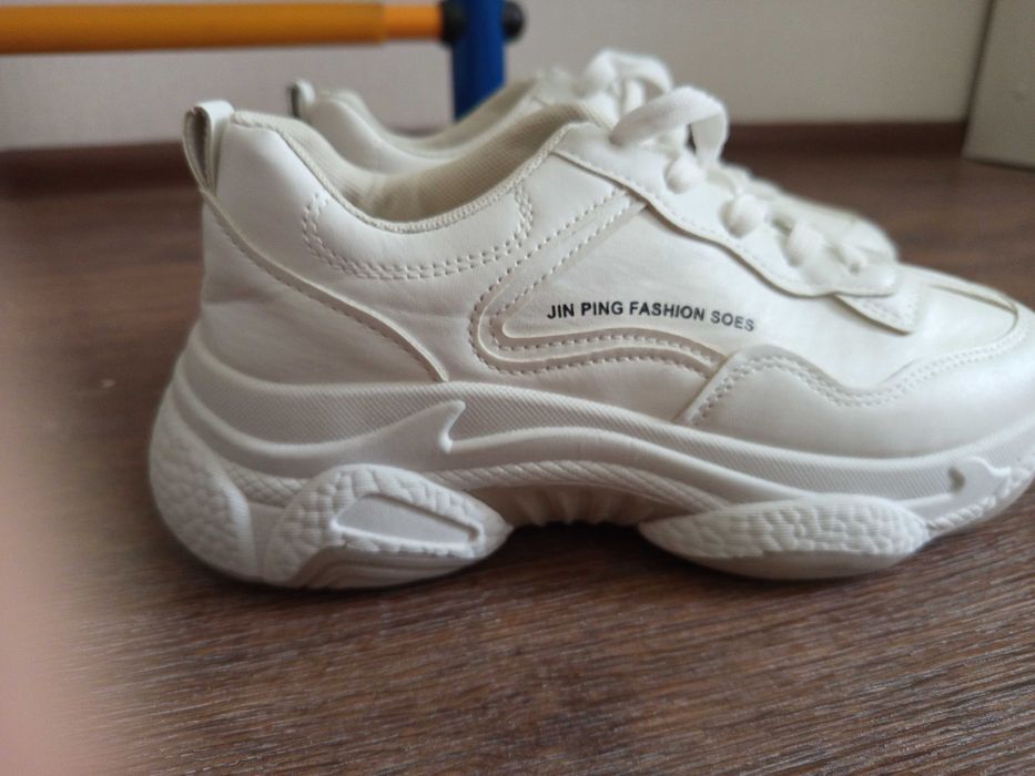 Кроссовки женские