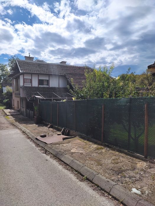 Двуетажна къща . Продава се/Под наем