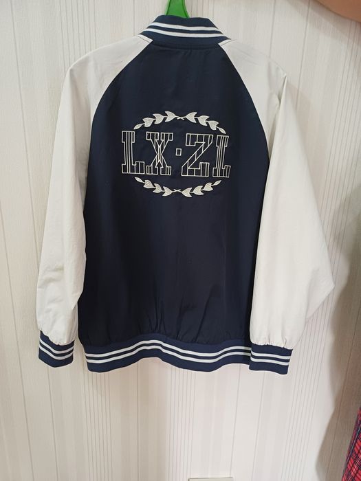 Бомбер сине-белого цвета