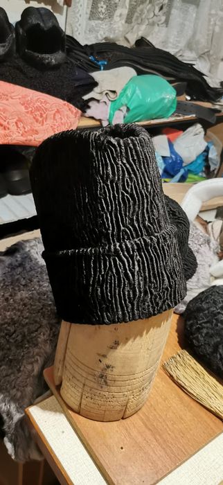 Caciuli cu bordura negre si brumarii