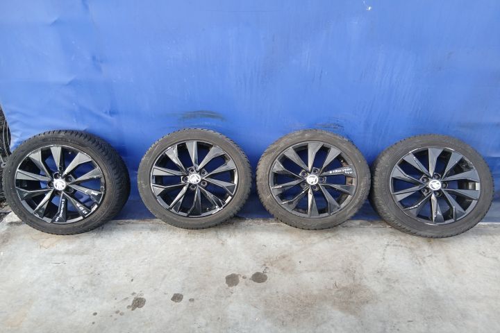 Jante aliaj cu anvelope 16 - set 6V0601025F 215/45 R16 7JX16H2 ET46 6